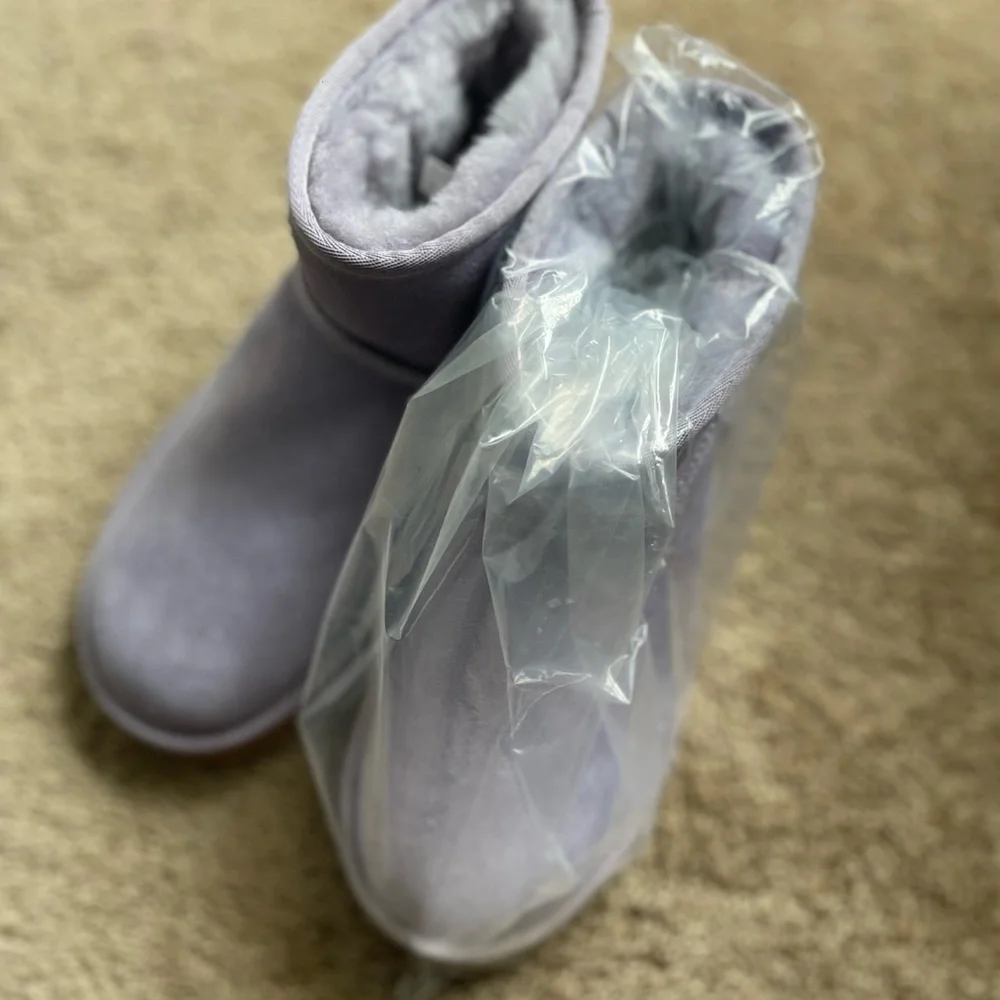 UGGS - Picture 2 of 4